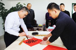 妙筆丹青描萬福，墨香四溢喜萬家             ——新能源公司開展“送萬福進(jìn)萬家”活動(dòng)