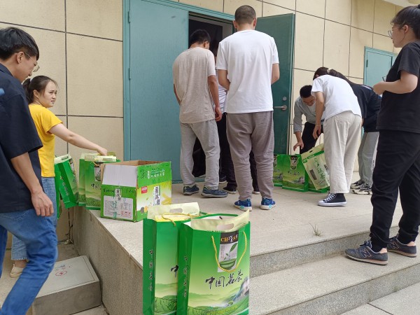 一線送清涼 關(guān)懷暖人心 一線送清涼 關(guān)懷暖人心