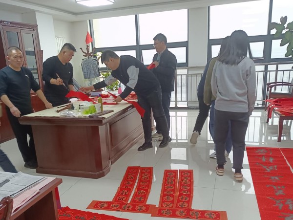 墨香迎新春 萬(wàn)福送進(jìn)門——新能源公司開展“送萬(wàn)福 進(jìn)萬(wàn)家”書法公益活動(dòng) 墨香迎新春 萬(wàn)福送進(jìn)門——新能源公司開展“送萬(wàn)福 進(jìn)萬(wàn)家”書法公益活動(dòng)
