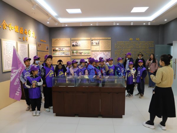 甘肅建投新能源公司沙漠研學(xué)旅行基地舉辦“沙漠尋綠，奪寶之旅”主題研學(xué)活動