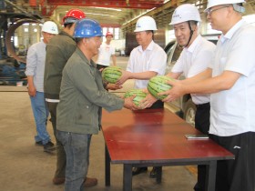 甘肅建投新能源公司開(kāi)展“關(guān)愛(ài)職工 夏送清涼”慰問(wèn)活動(dòng) ——炎炎夏日戰(zhàn)酷暑 慰問(wèn)一線潤(rùn)心田